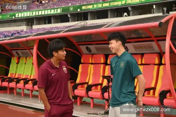 哥俩好!王钰栋评论蒯纪闻社媒 真帅兄弟;后者回复 你不在太孤单